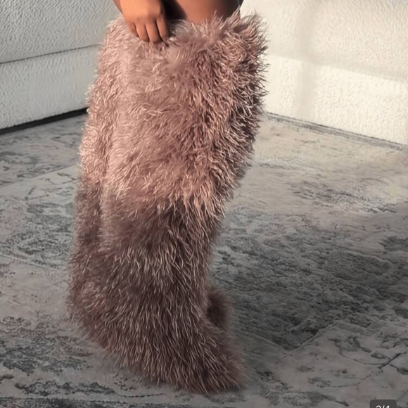 Over the Knee Furry Slip-in Boots- Like New Size 9.5 - Picture 3 of 4